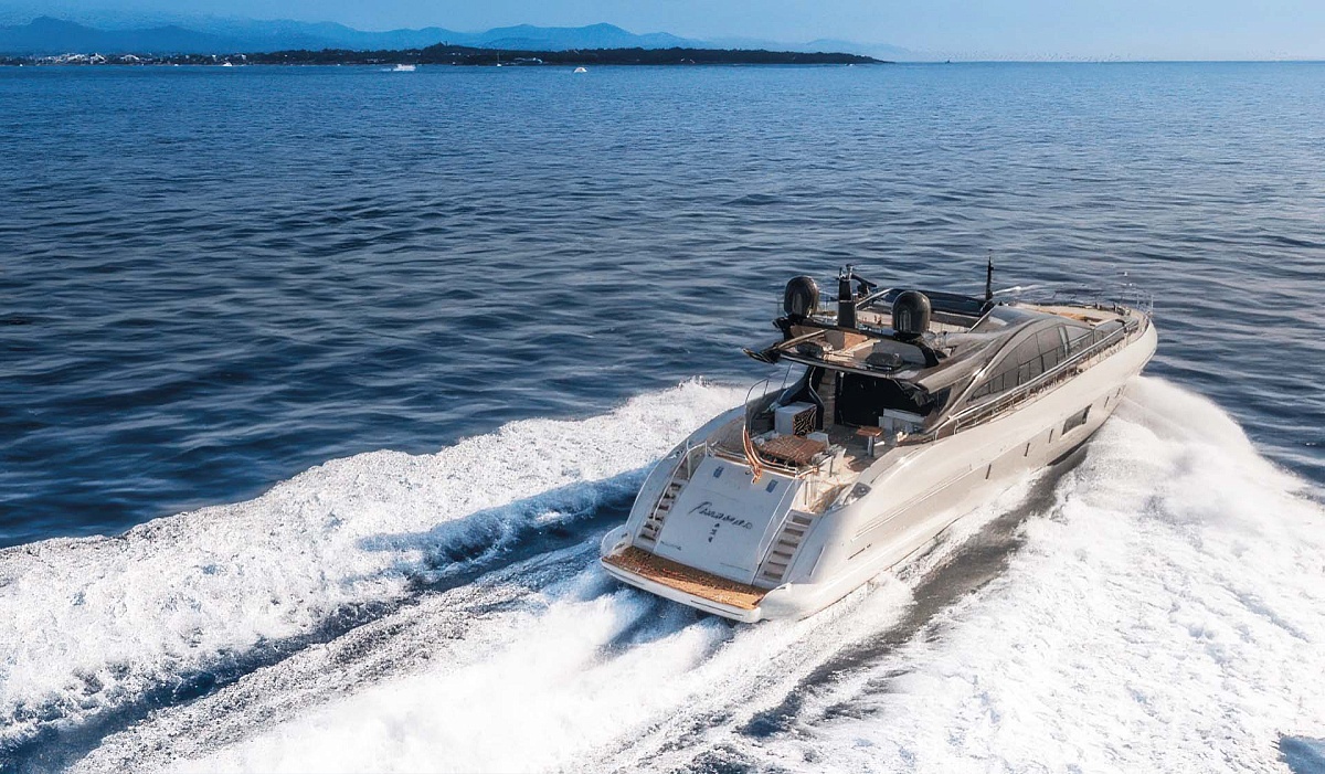 Аренда мега яхты Mangusta 110 Fanamax во Франции